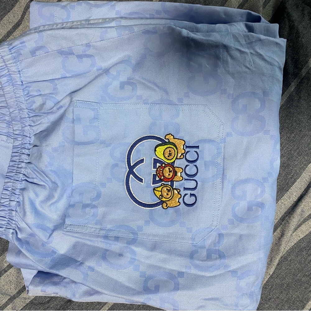 GUCCI MENS BLUE PATTERNED SHORTS.